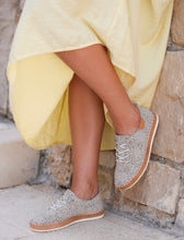Load image into Gallery viewer, Lunar Evette Animsl spot leather pump
