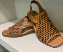 Load image into Gallery viewer, Modella Beatrice Tan leather sandals
